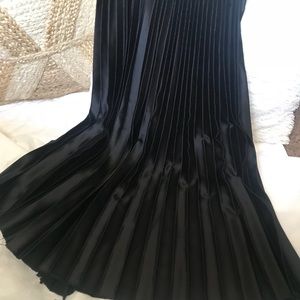 Black midi satin-like pleated skirt
